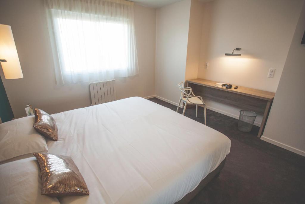 Postel nebo postele na pokoji v ubytování Hôtel Karène