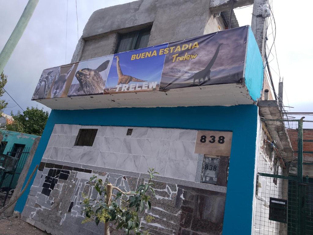 a sign on the side of a building at El buen descanso in Trelew