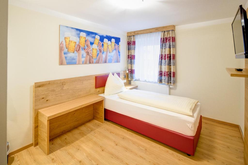Una cama o camas en una habitación de Hotel Leimer Bräu