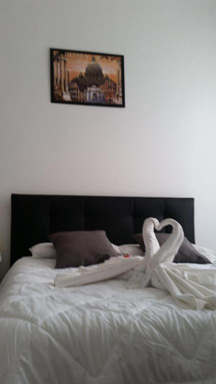 A bed or beds in a room at Trastevere four seasons Valadier