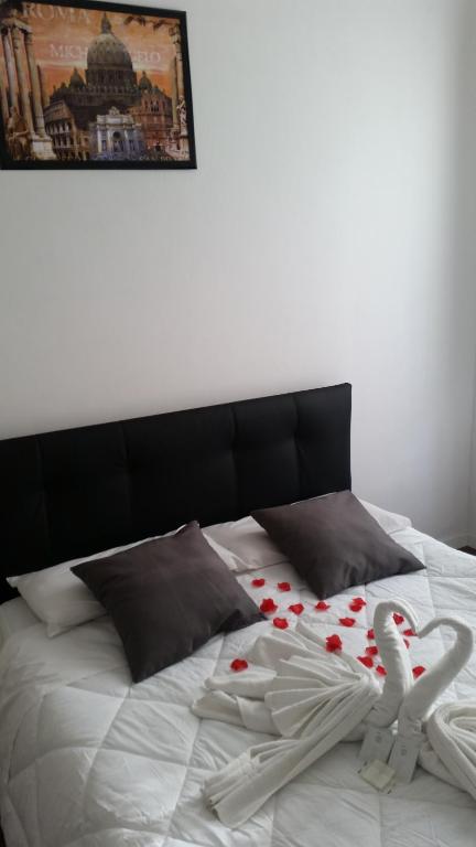 A bed or beds in a room at Trastevere four seasons Valadier