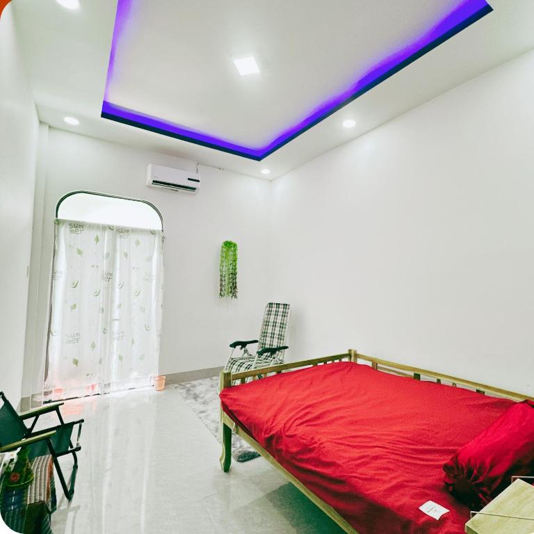 a room with a red bed and a purple ceiling at La Maison de My Tho in Mỹ Tho