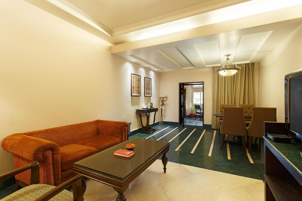 TV a/nebo společenská místnost v ubytování Ganga Lahari by Leisure Hotels