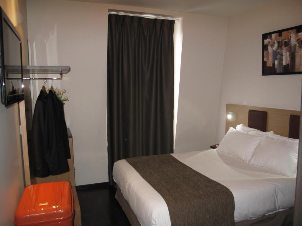 Voodi või voodid majutusasutuse Source Hôtel toas