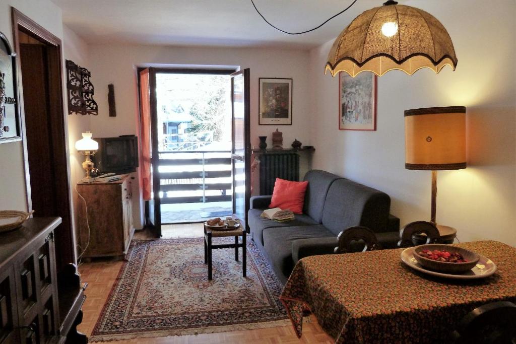 ein Wohnzimmer mit einem Sofa und einem Tisch in der Unterkunft House Driade by Holiday World in Sauze dʼOulx