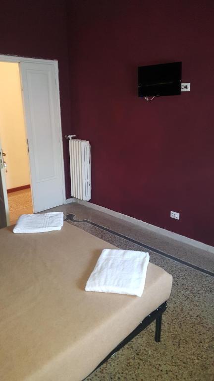 een slaapkamer met 2 bedden en een muur met een tv bij Art in Accommodation in Rome
