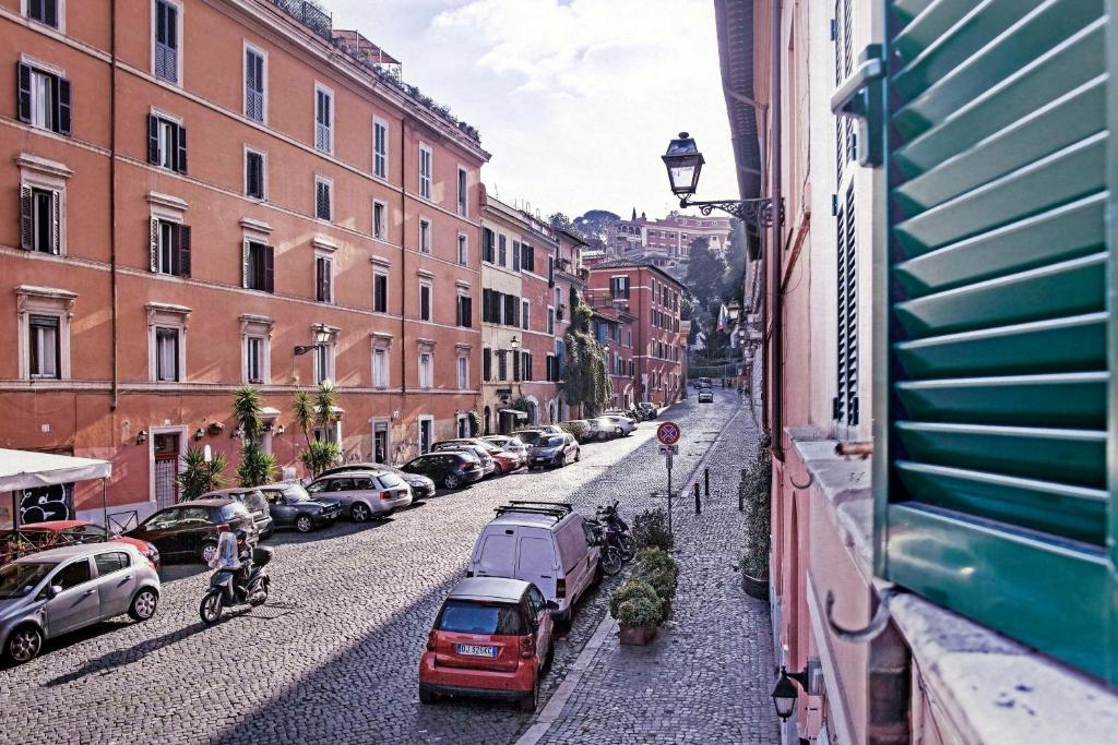 ローマにあるGaribaldi Rome Trastevere Homeの車と自転車に乗る人の街道
