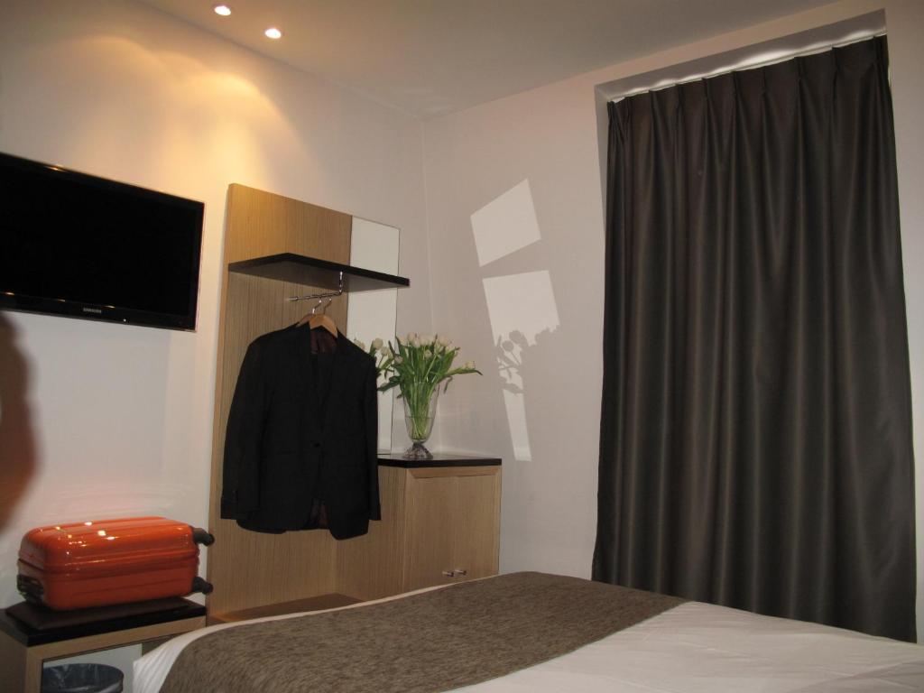 Voodi või voodid majutusasutuse Source Hôtel toas