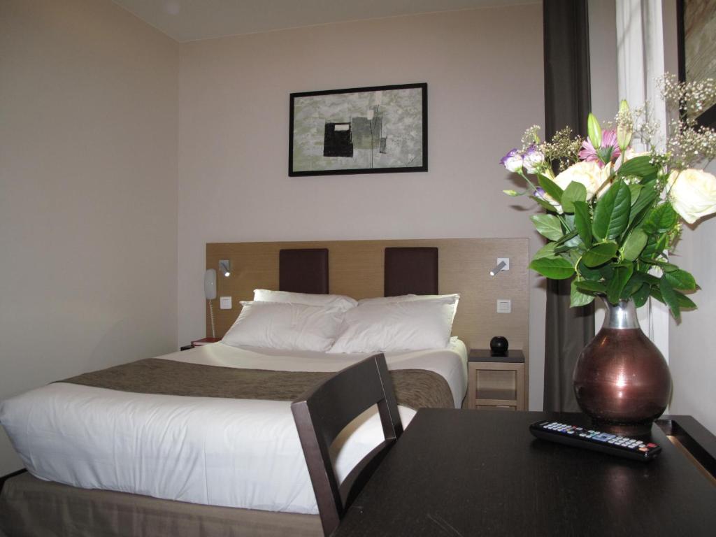 Voodi või voodid majutusasutuse Source Hôtel toas