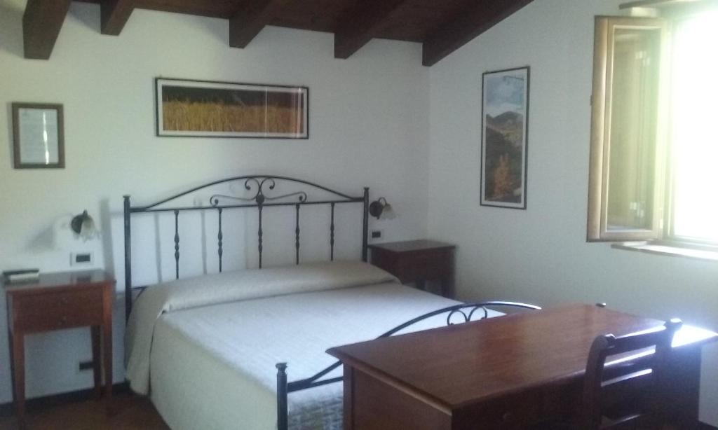フォンディにあるIl Casale delle Fragoleのベッドルーム1室(ベッド1台、テーブル、デスク付)