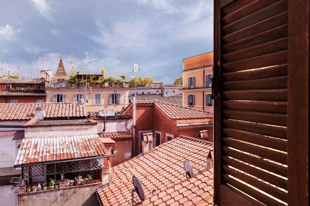 ローマにあるSecret Calisto Amazing View Trastevere Rooftopsの屋根と建物のある街並み