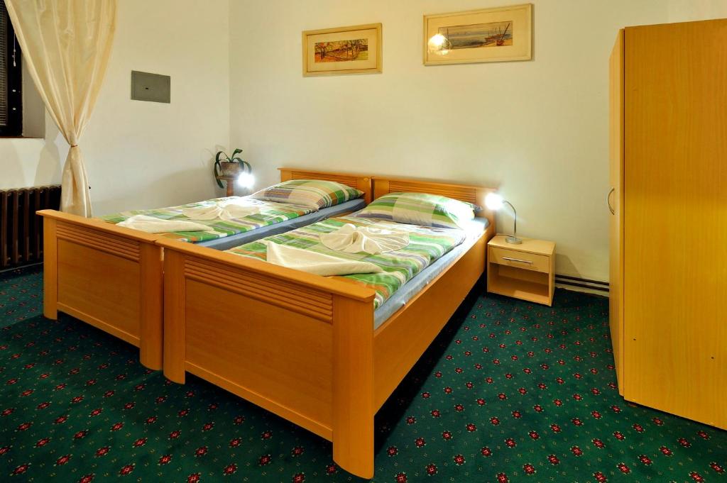 Postel nebo postele na pokoji v ubytování Hotel Kovarna
