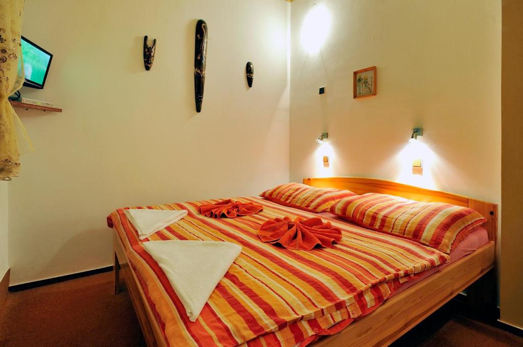 Postel nebo postele na pokoji v ubytování Hotel Kovarna
