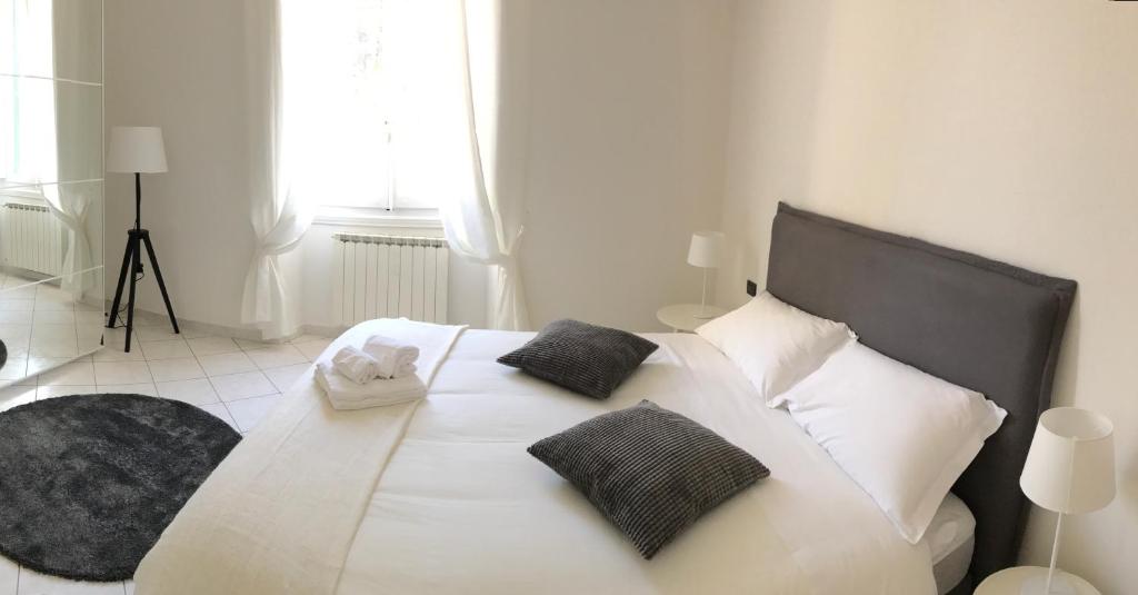 フィレンツェにあるSirtori 24の白いベッド(枕2つ付)