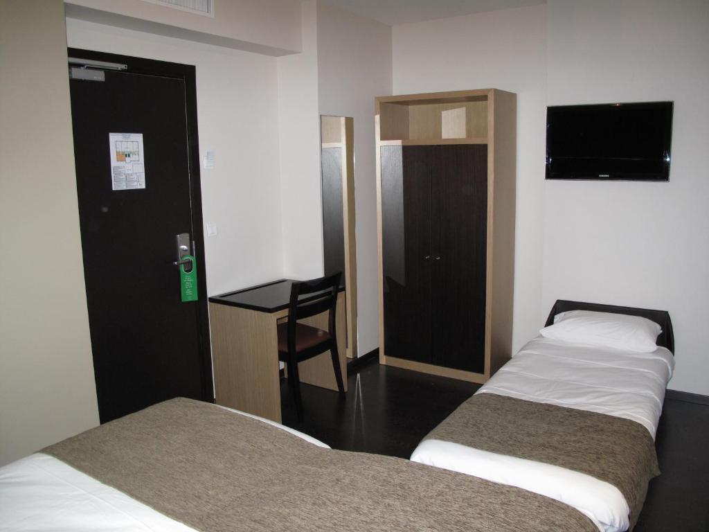 Voodi või voodid majutusasutuse Source Hôtel toas