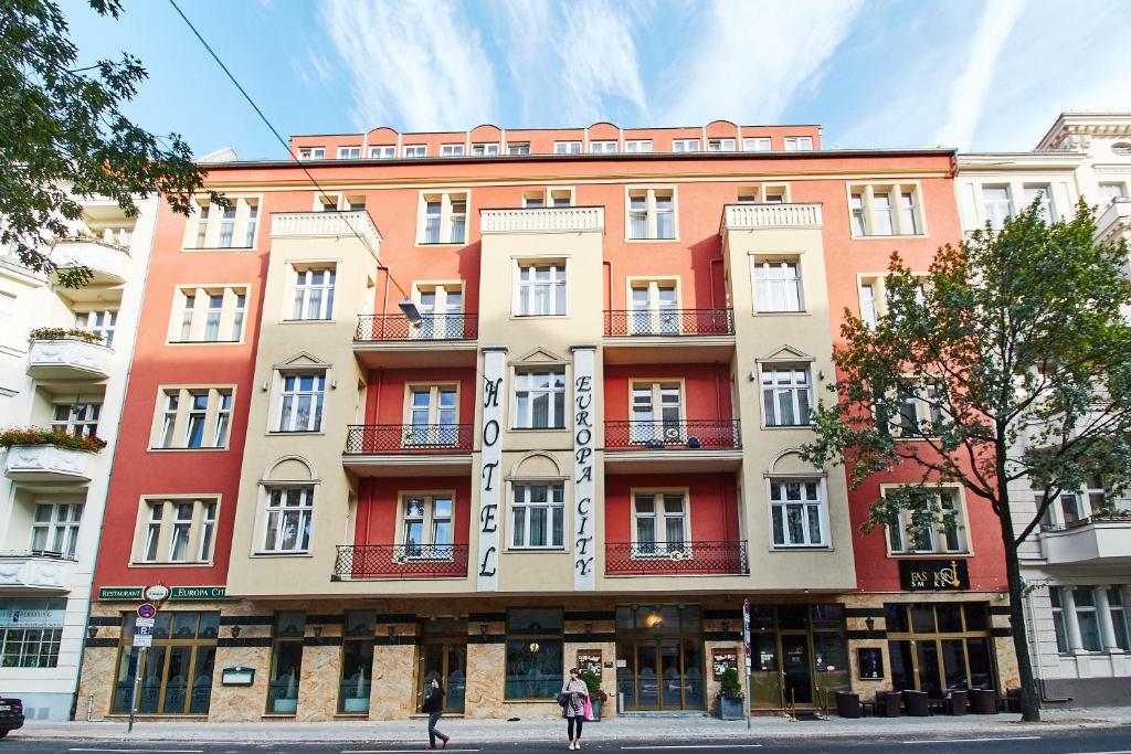 un edificio en una calle con gente caminando delante de él en Hotel Europa City, en Berlín