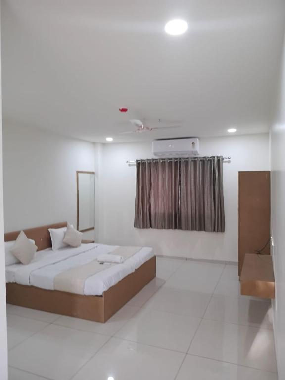 a bedroom with a large bed in a room at Hotel Marigold Vasad in Vāsad