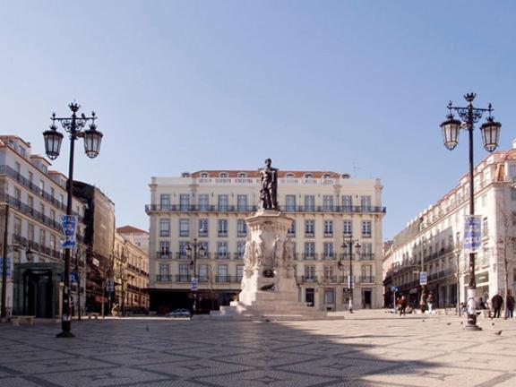 リスボンにあるApartamento no bairro alto 2の建物前の像のある市広場
