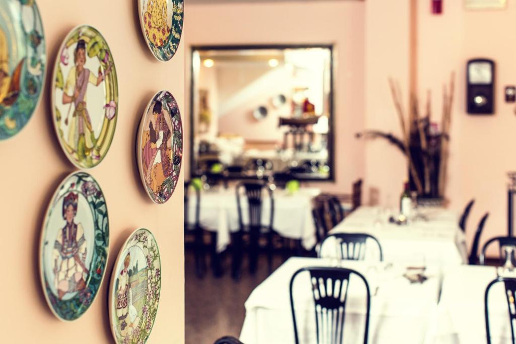 A restaurant or other place to eat at Hotel Antares