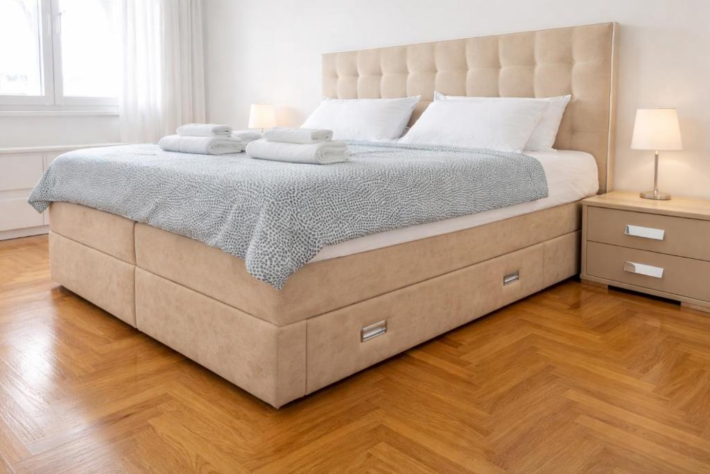 Close to center big terrace city tram Private parking place in garage fast WIFI Super king size bed grocery 1min