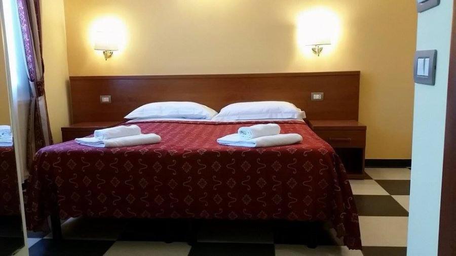 Una habitación de hotel con una cama con toallas. en Incantoromano guest house, en Roma