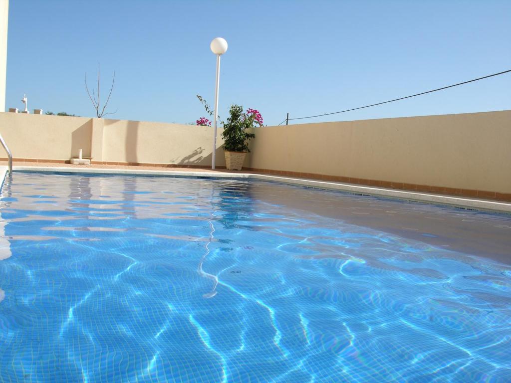una piscina al lado de un edificio en Villa Cristal II 7507 - Resort Choice, en Los Nietos