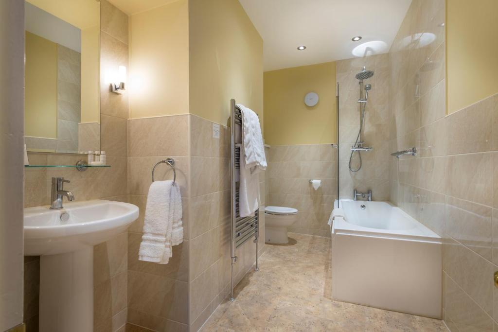 Koupelna v ubytování Petwood Hotel