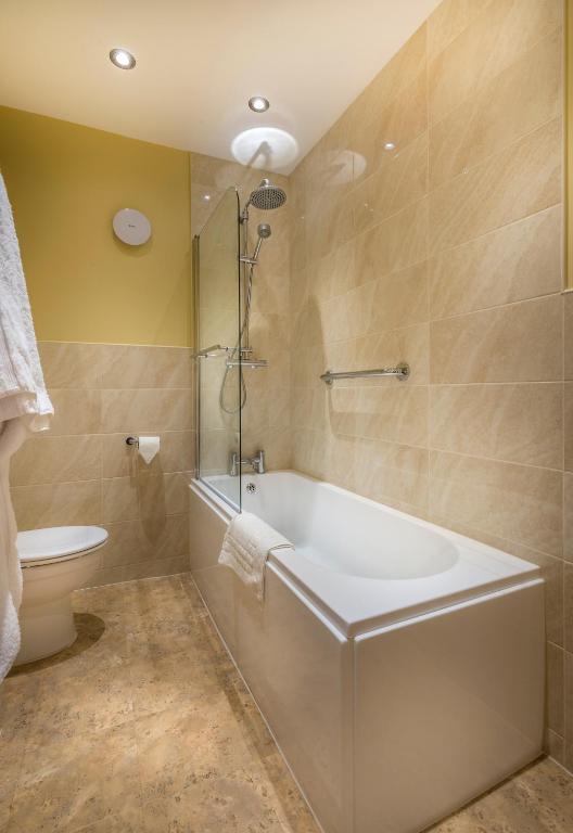Koupelna v ubytování Petwood Hotel