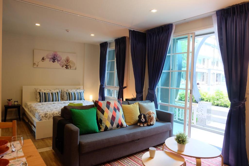 una sala de estar con una cama y un sofá en Pool Access 2 Bedrooms Autumn Hua Hin A116, en Hua Hin