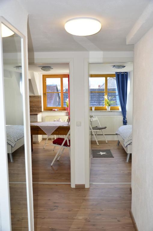 mit Blick auf ein Wohnzimmer mit einem Tisch und Stühlen in der Unterkunft Ferienwohnung Lohra in Lohra