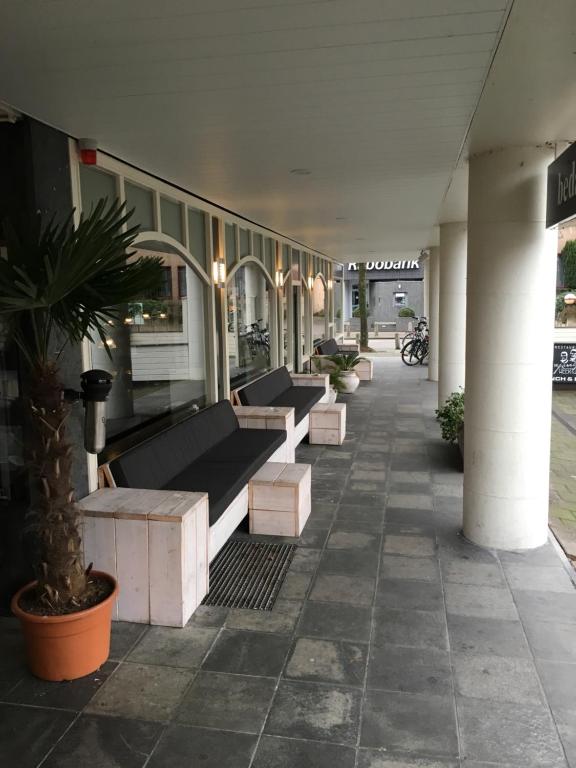 szereg ławek siedzących na zewnątrz budynku w obiekcie Hotel Restaurant de Jonge Heertjes w Aalsmeer