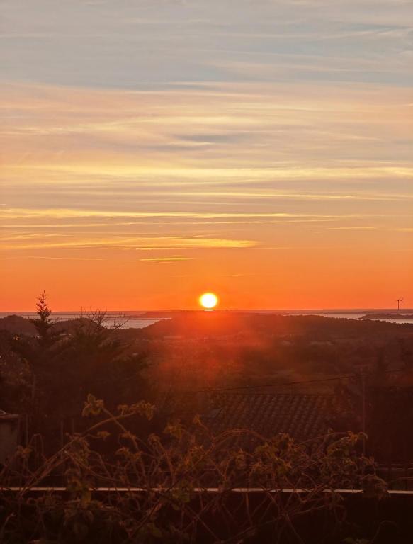 a sunset with the sun in the sky at Rosemar in Peyriac-de-Mer