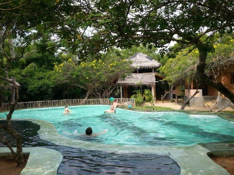 Πισίνα στο ή κοντά στο Ralapela Eco Bungalow