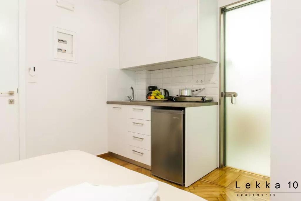 Kuchyňa alebo kuchynka v ubytovaní Lekka 10 Apartments