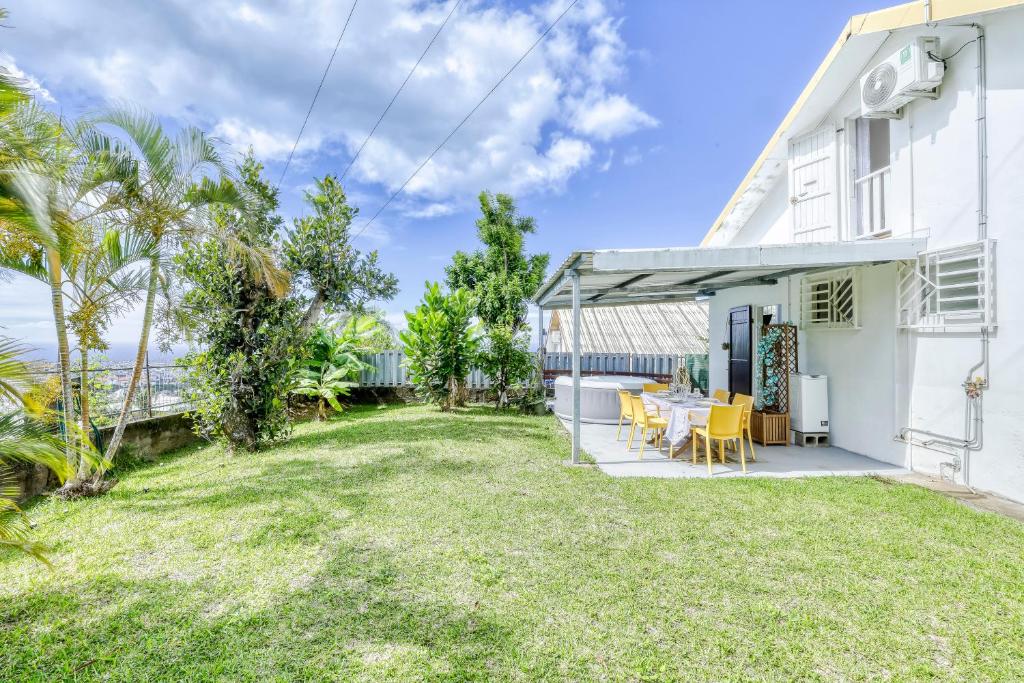 a view of the backyard of a house at La Villa Des Lys avec jacuzzi in Saint-Denis