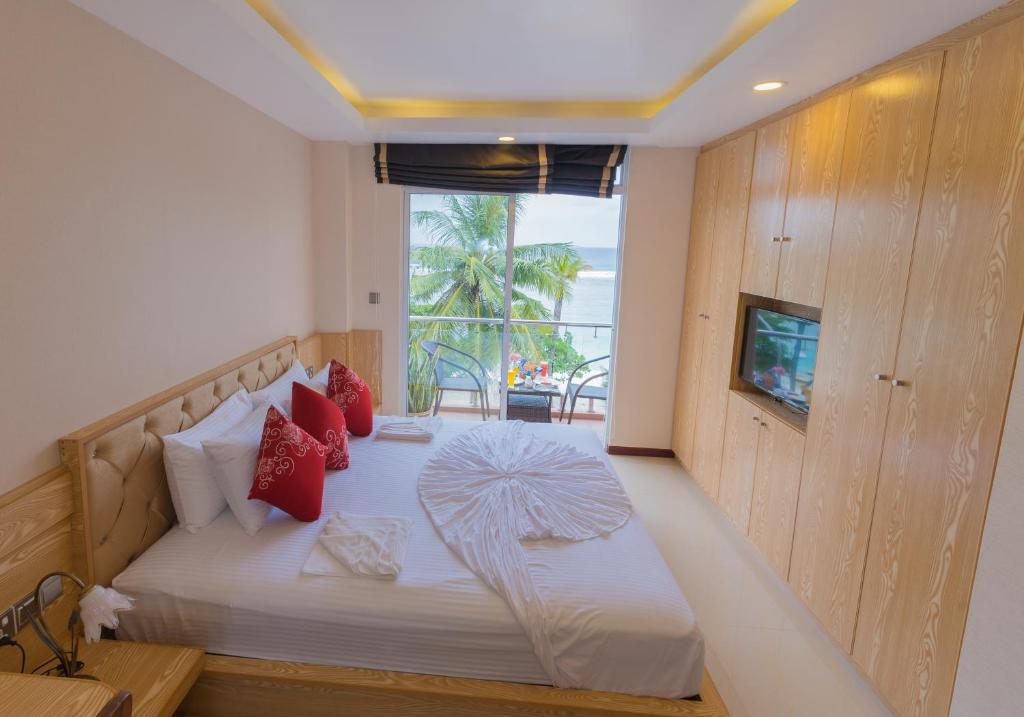 Postel nebo postele na pokoji v ubytování Hathaa Beach Maldives