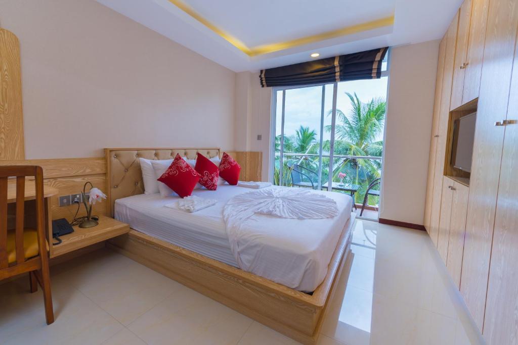 Postel nebo postele na pokoji v ubytování Hathaa Beach Maldives