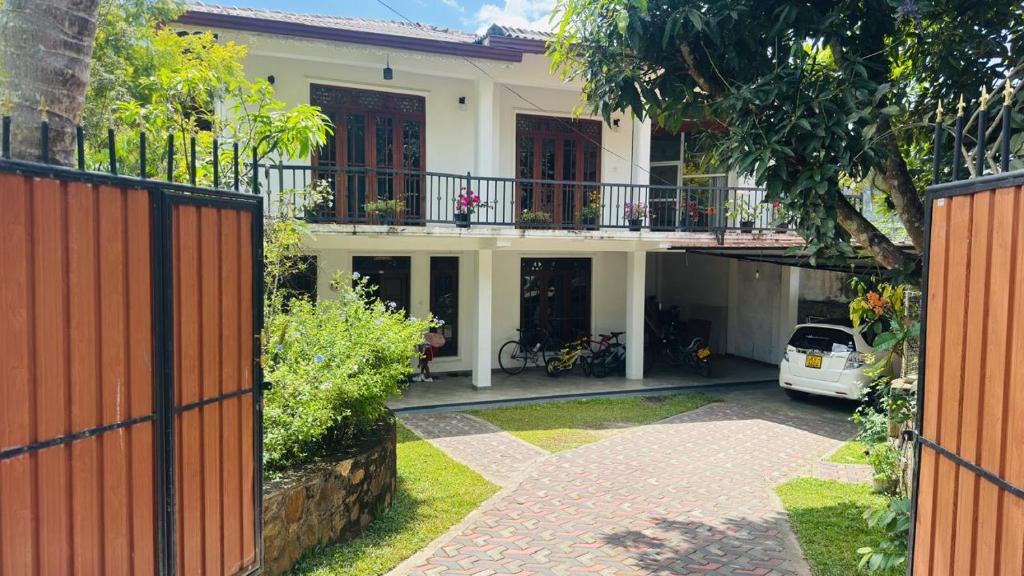 a house with a gate and a driveway at Ceylon Mist Villa in Narandanda