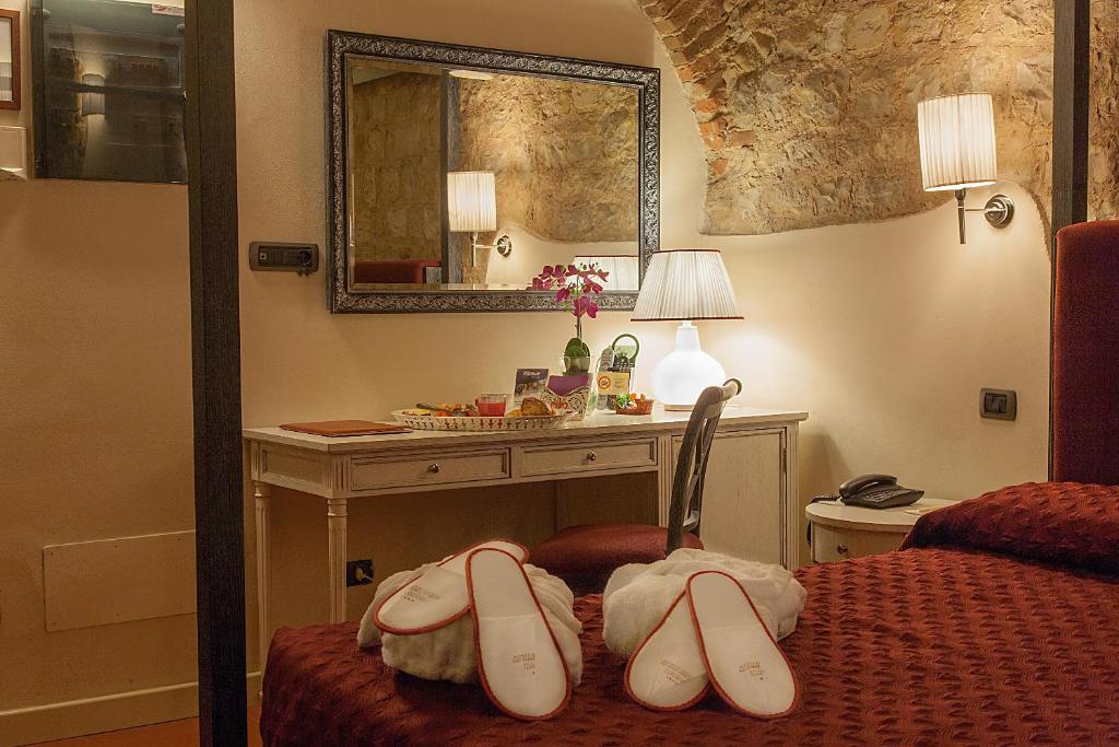 Postel nebo postele na pokoji v ubytování Borgo Sant'ippolito Country Hotel