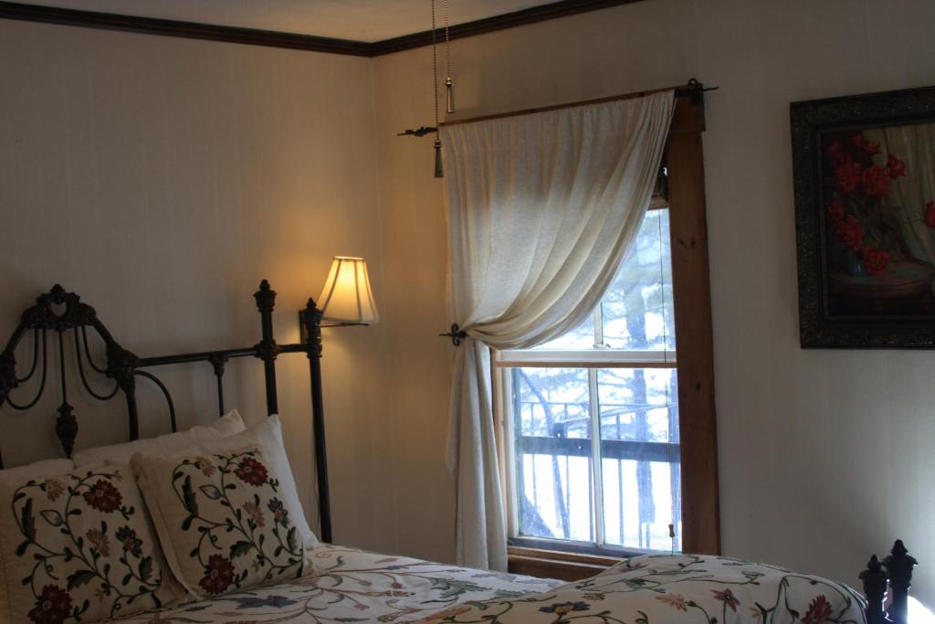 Follansbee Inn - Queen Room