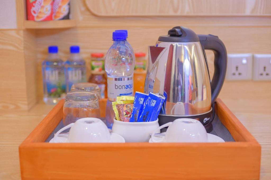 Příslušenství pro přípravu čaje a kávy v ubytování Hathaa Beach Maldives