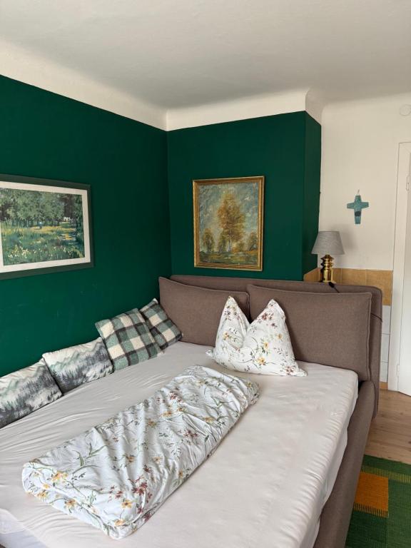 a couch in a room with a green wall at Privatzimmer in Trieben