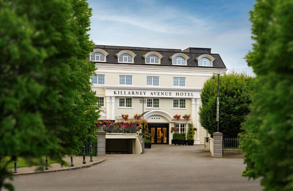 a large white building with a sign that reads harriet avenue hotel at Killarney Avenue in Killarney