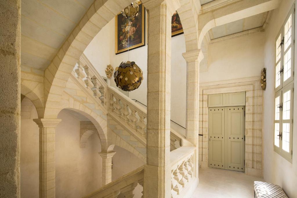 ユゼスにあるLa Maison d'Uzès Relais & Châteauxの階段と扉のある家の廊下