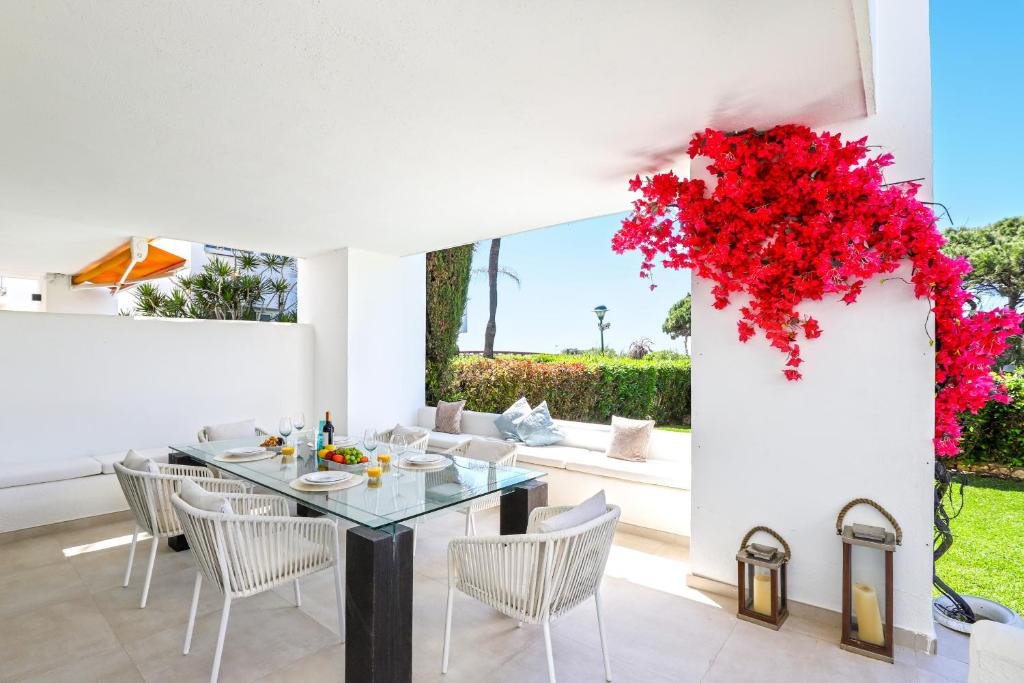 Monteros Palm Beach with garden and BBQ