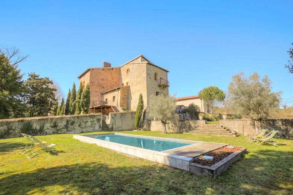 an old house with a swimming pool in the yard at La Vie de Château, proche Lyon in Bessenay