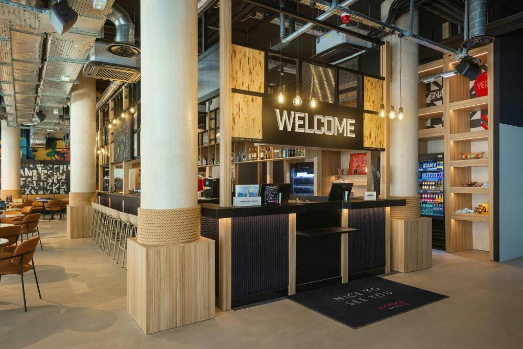 eine Lobby eines Geschäfts mit einem Willkommenstresen in der Unterkunft Moxy Nice in Nizza
