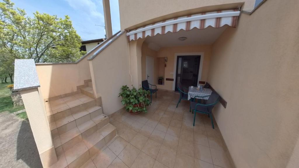 a balcony of a house with a table and chairs at Cozy and practical studio in avonija in Murine