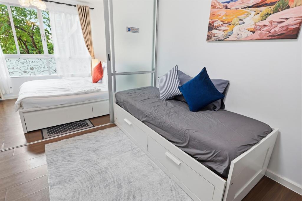 a small bed in a room with a window at Spacious 1BR wSofa Bed Pool Gym 1Gbps Wi-Fi in Kathu