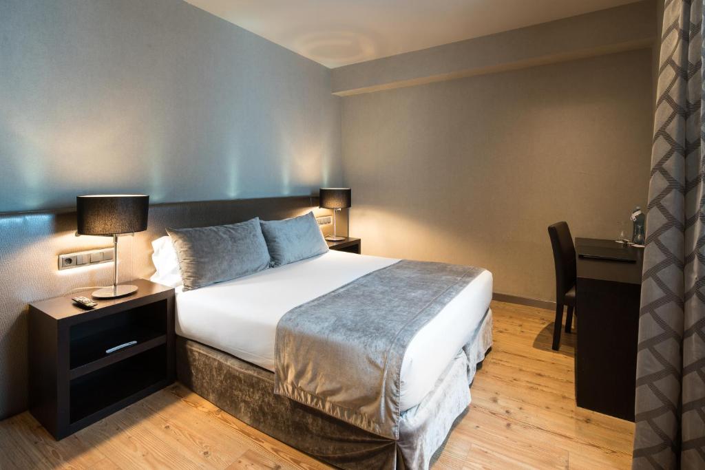 Catalonia Portal de l'Angel - Resim 18